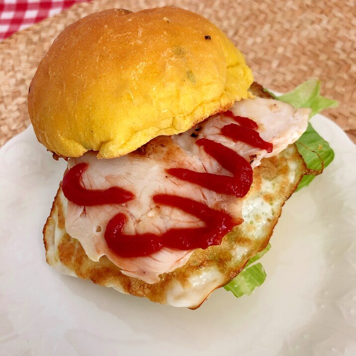 鶏ハムと目玉焼きのバーガー